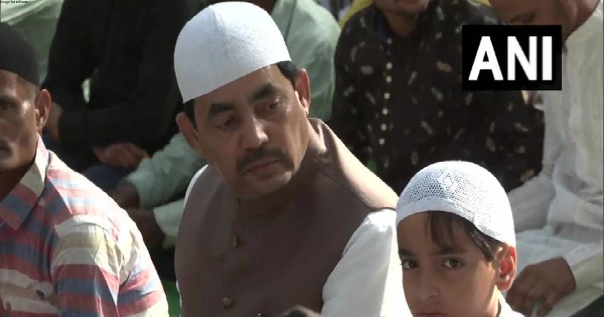 Ghulam Nabi Azad, Shahnawaz Hussain offer prayers together on Eid-ul-Fitr